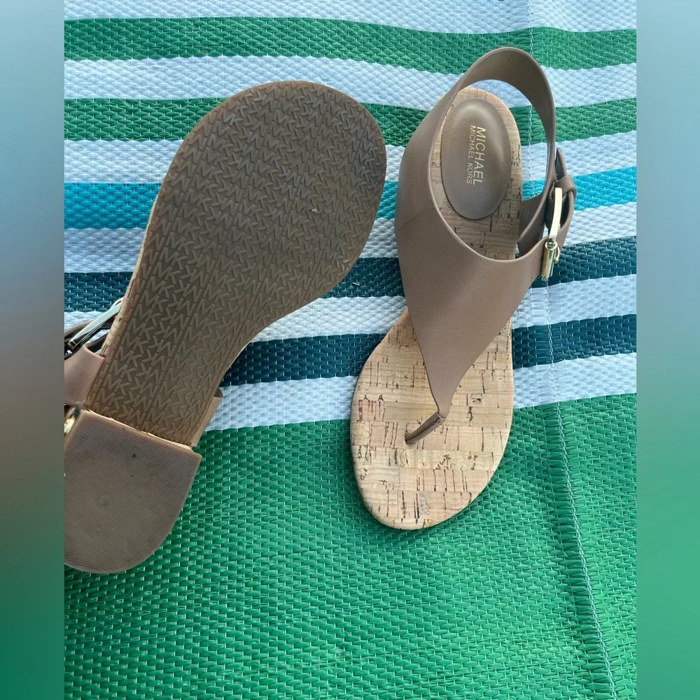 ✨🥳 Michael Kors Tan and Gold Thong Sandals Size 7.5 M Women’s - Picture 4 of 13